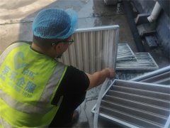 螺桿式冷水機構造復雜，性能強大，商用企業針對螺桿式冷水機